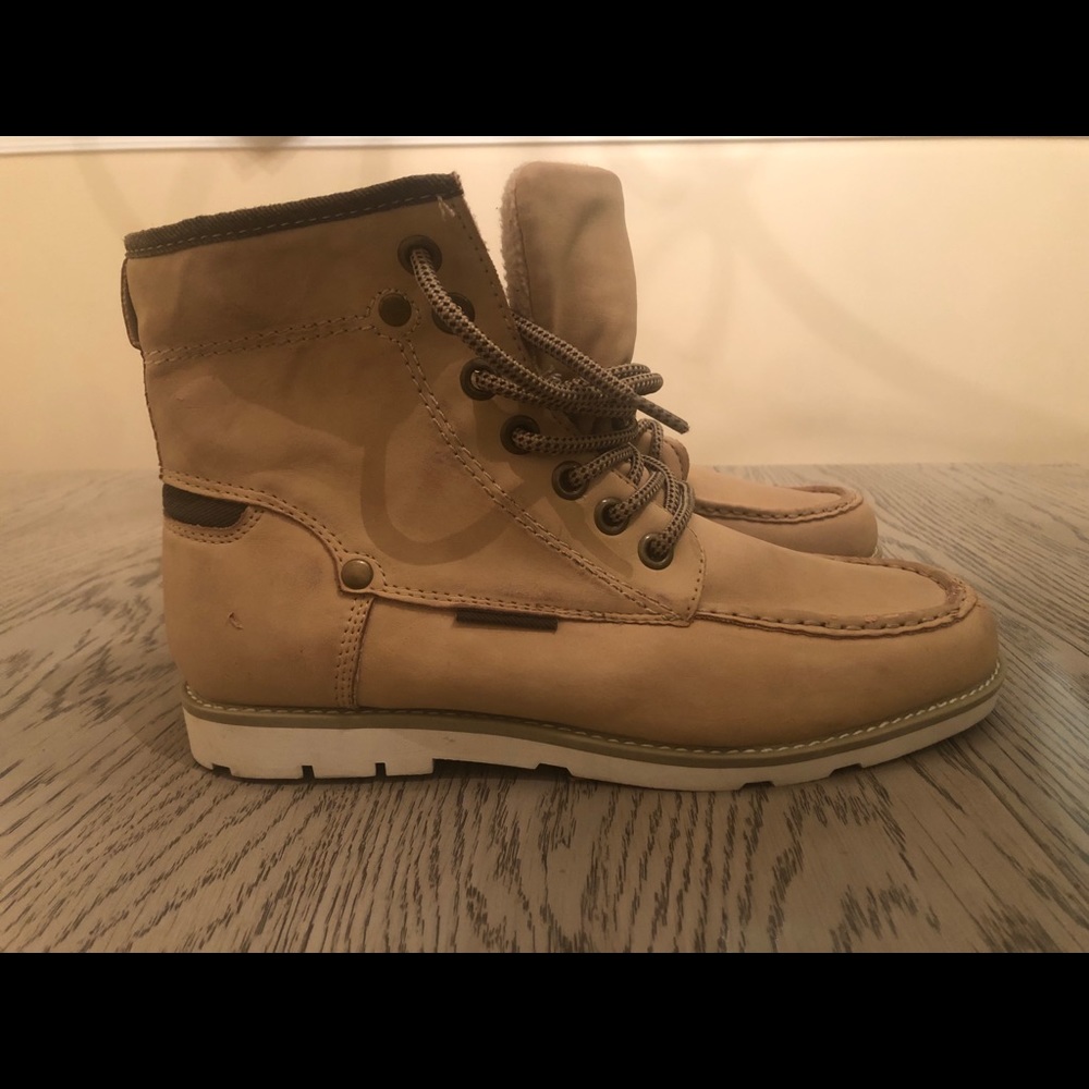 Brand new pair of boots size 9